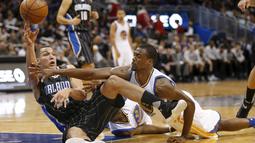 Pemain Orlando Magic, Aaron Gordon (kiri) terjatuh saat berebut bola dengan pemain Golden State Warriors ,Harrison Barnes (kanan) pada lanjutan NBA di Amway Center. Warriors menang 130-114. (Mandatory Credit: Reinhold Matay-USA TODAY Sports)