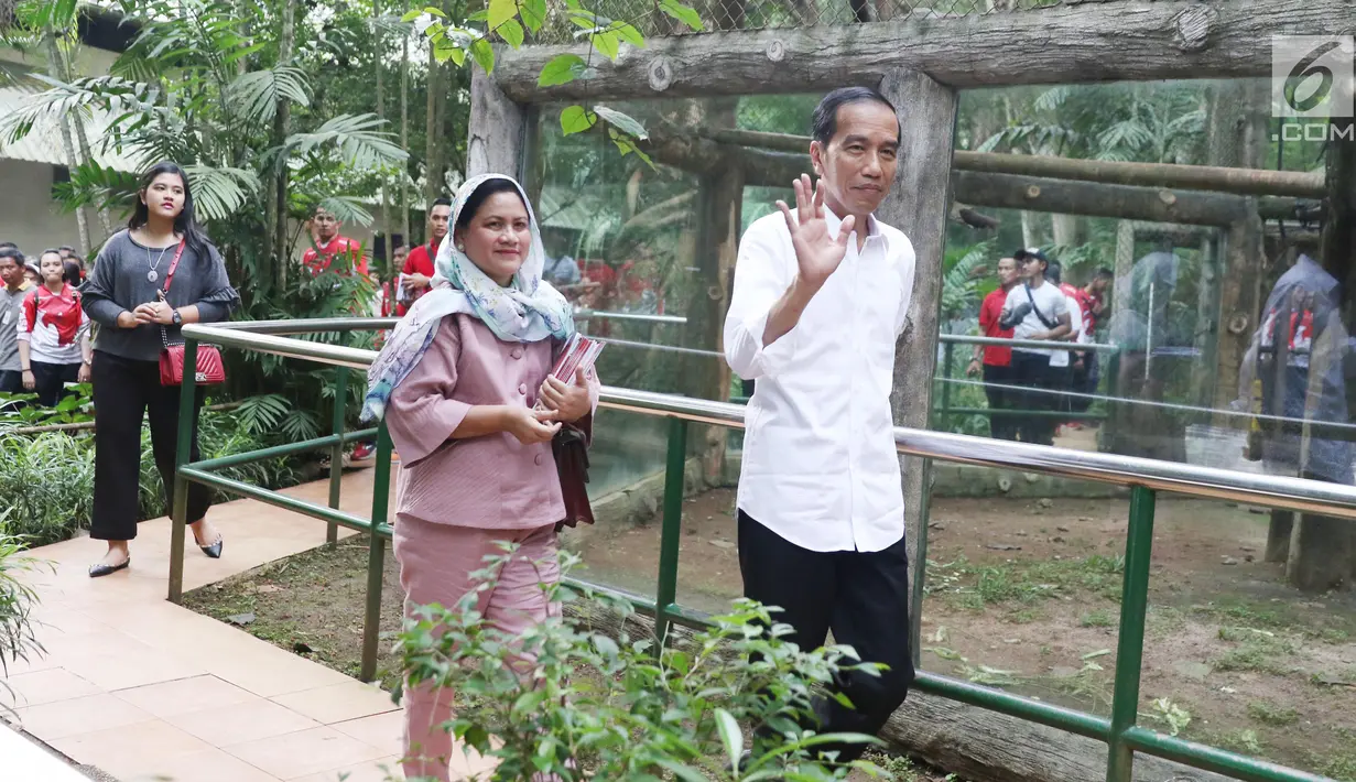 Presiden Joko Widodo menyapa pengunjung saat berlibur di Kebun Binatang Ragunan, Jakarta, Kamis (29/6). Mengisi libur Lebaran, Jokowi beserta keluarga memanfaatkannya untuk berlibur di kebun binatang beserta keluarga. (Liputan6.com/Angga Yuniar)