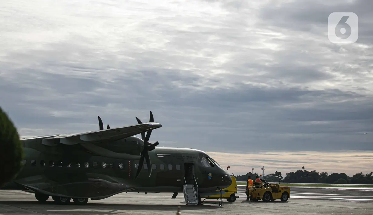 Pesawat TNI AU siap untuk diberangkatkan mencari pesawat Sriwijaya Air SJ 182 di Lanud Halim Perdanakusuma, Jakarta, Minggu (10/1/2021). TNI AU memberangkatkan pesawat CN-295, helikopter jenis Caracal, dan helikopter Super Puma NAS-332 untuk mencari Sriwijaya Air SJ 182. (Liputan6.com/Faizal Fanani)