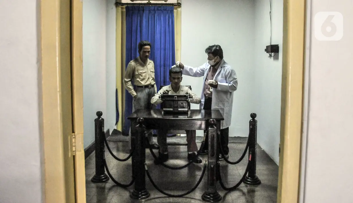 Tim konservasi melakukan perawatan koleksi patung di Museum Perumusan Naskah Proklamasi, Menteng, Jakarta Pusat, Rabu (10/8/2022). Perawatan dilakukan setiap satu minggu sekali, meliputi pembersihan gedung, perabotan, benda bersejarah hingga patung para tokoh yang berjasa dalam tersusunnya naskah proklamasi. (merdeka.com/Iqbal S. Nugroho)