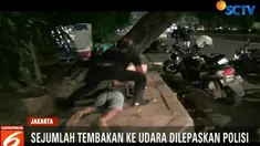 Tembakan peringatan ke udara beberapa kali dilepaskan polisi. Lima dari puluhan pemuda yang kocar kacir melarikan diri akhirnya ditangkap.