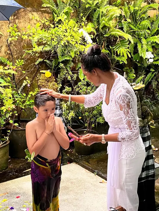 Sebelum menjalani ritual, putra sulung Jessica Iskandar pun berdoa yang dibimbing oleh seorang wanita. (Foto: Instagram/@inijedar)