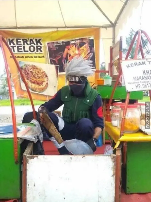 7 Pedagang Berkostum Anti Mainstream ini Sukses Tarik Perhatian