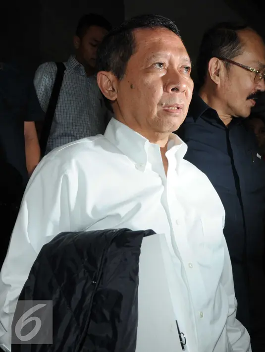 Ekspresi RJ Lino usai menjalani pemeriksaan Bareskrim, Jakarta, Kamis (28/1/2016). RJ Lino diperiksa untuk kelima kalinya sebagai saksi perkara dugaan korupsi pengadaan mobile crane. (Liputan6.com/Helmi Affandi)