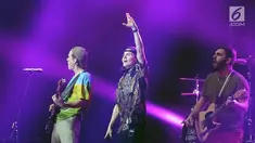 Aksi panggung vokalis Lukas Graham, Lukas Forchhammer (tengah) saat konser bertajuk Lukas Graham The Purple Asian Tour-Live in Jakarta 2019 di Mal Kota Kasablanka, Jakarta (1/10/2019). Lagu Hold My Hand mengawali penampilan konser band asal Denmark tersebut. (Fimela.com/Bambang E. Ros)