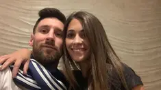 Leo Messi memiliki seorang istri cantik bernama Antonella Rocuzzo. Antonella merupakan cinta masa kecil Messi yang nyatanya kini menjadi belahan jiwa Messi. Hubungan rumah tangga keduanya selalu harmonis. (Liputan6.com/IG/leomessi)