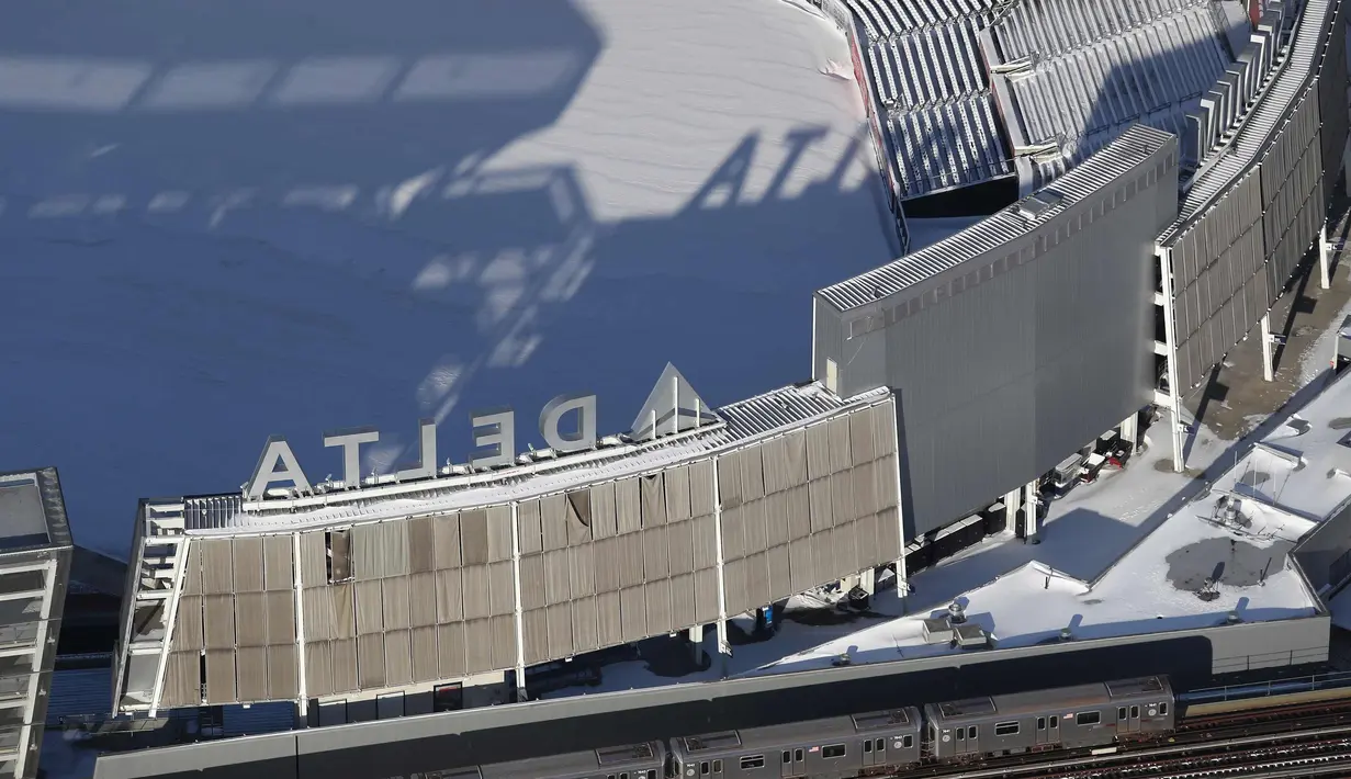 Kondisi stadion Yankee yang memutih akibat diselimuti salju di  Bronx Borough, New York City, Amerika Serikat,  (5/1). Cuaca ekstrem dan terpaan Topan Bom membuat wilayah AS diselimuti salju cukup tebal. (John Moore/AFP)