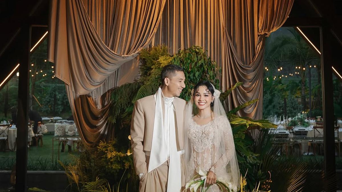 5 Potret Detail Gaun Andien di Perayaan 10 Tahun Pernikahan, Tema Vintage Modern
