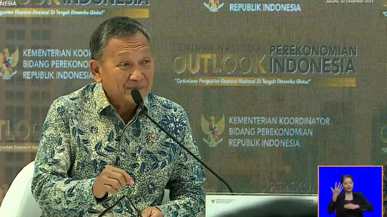 Menteri Energi dan Sumber Daya Mineral (ESDM) Arifin Tasrif dalam Seminar Nasional Perekonomian Outlook Indonesia, di Jakarta, Jumat (22/12/2023). (Tira/Liputan6.com)