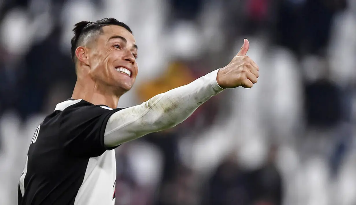 Striker Juventus, Cristiano Ronaldo, melakukan selebrasi usai membobol gawang Cagliari pada laga Serie A di Stadion Juventus, Turin, Senin (6/1/2020). Juventus menang 4-0 atas Cagliari. (AP/Marco Alpozzi)