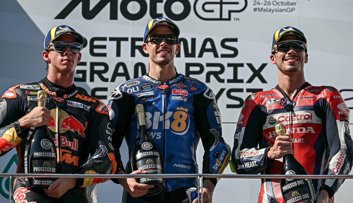 Dan, peringkat ketiga diraih pembalap Honda HRC Castrol, Joan Mir, dengan selisih +8,048 detik. (Lillian SUWANRUMPHA/AFP)