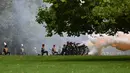 Tentara Inggris dari divisi King's Troop Royal Horse Artillery menembakkan meriam untuk menandai proklamasi Raja Charles III di Hyde Park, London, Inggris, Sabtu (10/9/2022). Selanjutnya, dokumen proklamasi Raja Charles III akan diumumkan juga di Skotlandia, Wales, dan Irlandia Utara. (Marco BERTORELLO/AFP)