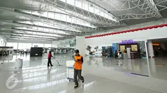 Aktivitas penumpang di Bandara Internasional Sultan Aji Muhammad Sulaiman (SAMS) Sepinggan Balikpapan, Kaltim, Selasa (27/10). Berdasarkan survei ASQ, bandara SAMS berhasil masuk peringkat 16 bandara terbaik sedunia. (Liputan6.com/Immanuel Antonius)