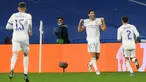 Pemain Real Madrid Marco Asensio (tengah) melakukan selebrasi usai mencetak gol ke gawang Inter Milan pada pertandingan sepak bola Grup D Liga Champions di Stadion Santiago Bernabeu, Madrid, Spanyol, 7 Desember 2021. Real Madrid menang 2-0. (OSCAR DEL POZO/AFP)