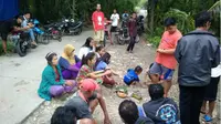 Warga berkumpul di lokasi sumber suara gemluduk di Depok Gilangharjo Pandak Bantul. (KRJogja.com/Sukro Riyadi)