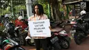 Aktivis Koalisi Pejalan Kaki (KPK) melakukan aksi diantara motor-motor yang terparkir di kawasan Monas, Jakarta, Jumat (28/7). Aksi tersebut dilakukan untuk mengembalikan trotoar sesuai fungsinya. (Liputan6.com/Immanuel Antonius)
