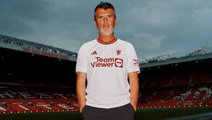 Roy Keane menjadi satu di antara model jersei ketiga Manchester United untuk musim 2023/2024. (dok. Adidas)