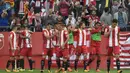 Para pemain Girona merayakan gol Cristian Portugues (tengah) pada lanjutan La Liga Santander di Municipal de Montilivi stadium, Girona , (29/10/2017). Madrid kalah 1-2. (AFP/Josep Lago)