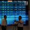 Pekerja bercengkerama di depan layar pergerakan Indeks Harga Saham Gabungan (IHSG) di BEI, Jakarta, Rabu (16/5). IHSG ditutup naik 3,34 poin atau 0,05 persen ke 5.841,46. (Liputan6.com/Angga Yuniar)