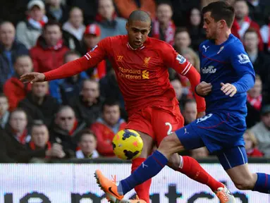 Bek Cardiff City Andrew Taylor mencoba memblokir umpan silang dari bek Liverpool Glen Johnson pada pertandingan sepak bola Liga Utama Inggris antara Liverpool dan Cardiff City di stadion Anfield. Sabtu 21 Desember 2013.(AFP/Paul Ellis)