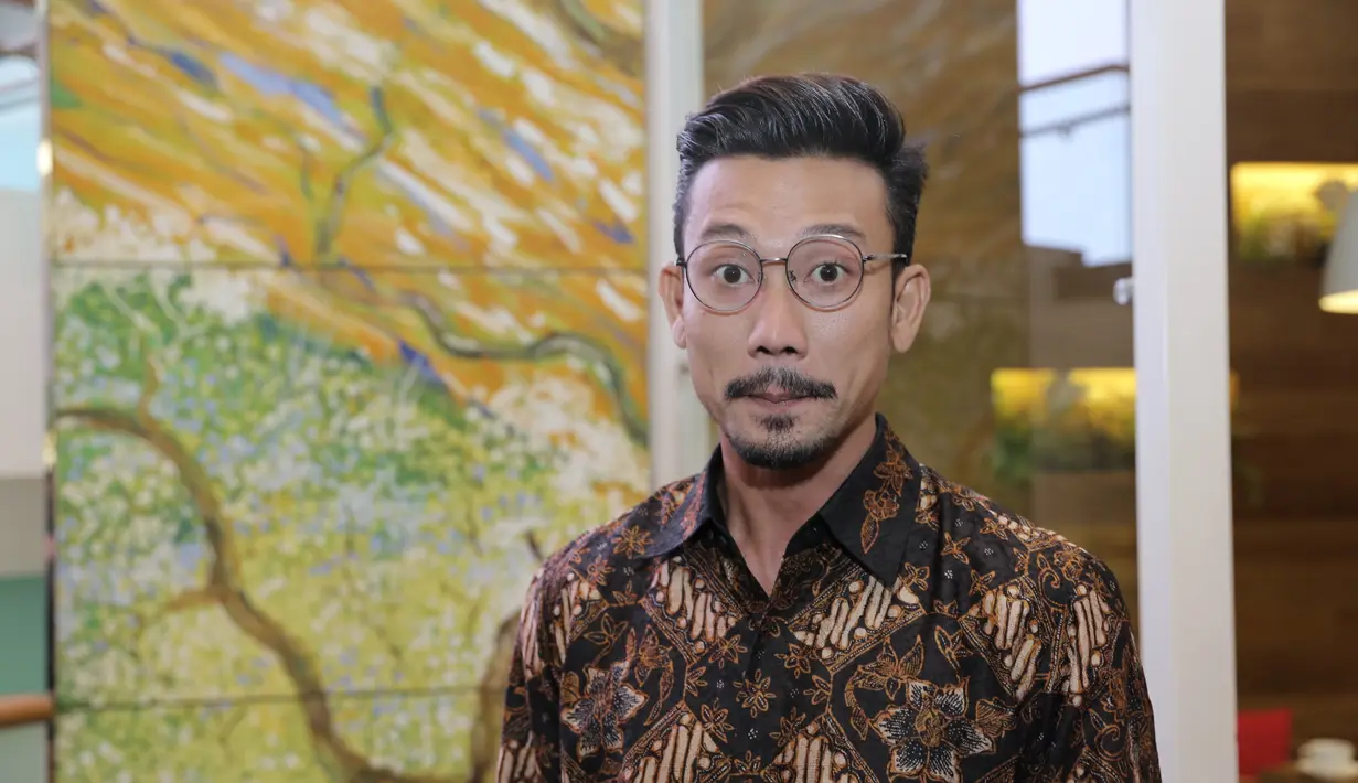 "Jadi harus cepat-cepat belajar Jawa. Aku nggak kenal mereka semua. Kenal cuma mas Dwi, saya kan jadi tegang. Berusaha santai, tapi mereka sangat professional,” tutur Denny Sumargo. (Galih W. Satria/Bintang.com)