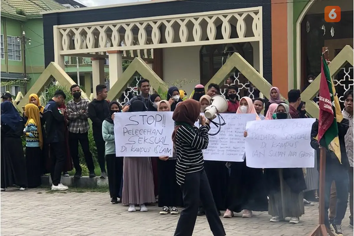 Mahasiswa saat menggelar aksi unjuk rasa terkait pelecehan seksual oleh oknum dosen IAIN Gorontalo (Arfandi/Liputan6.com)