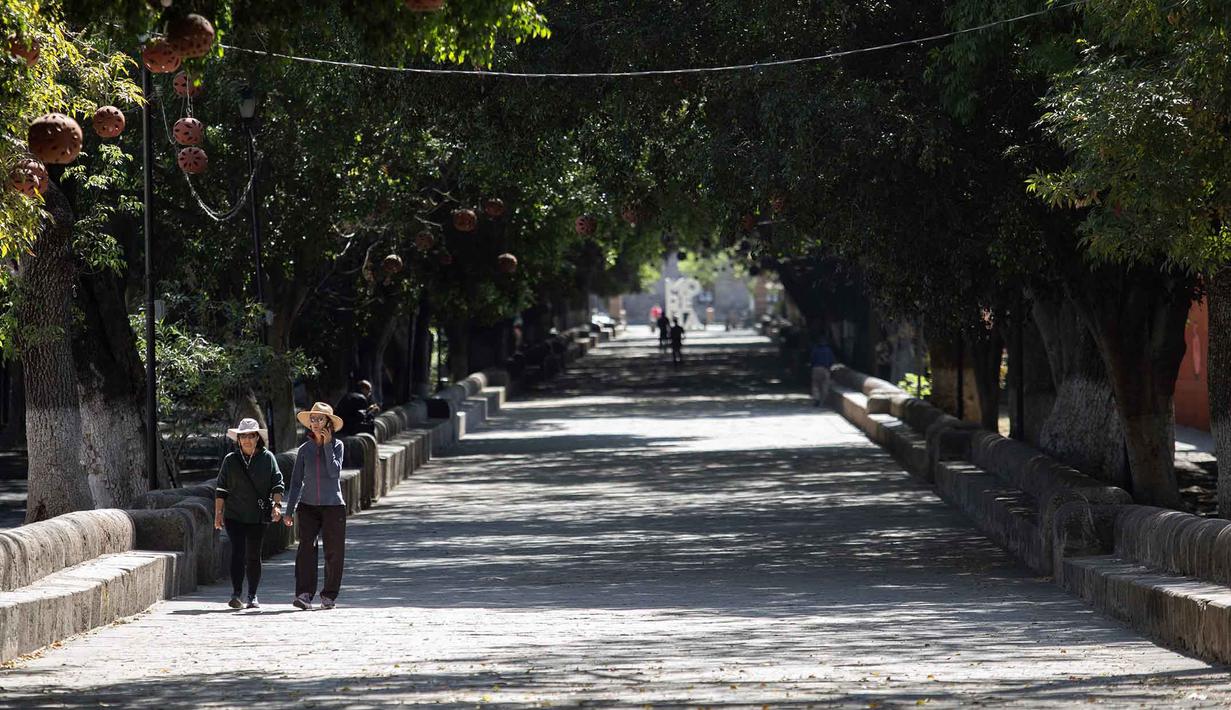 Pihak berwenang setempat melaporkan, 25 anggota Garda Nasional dan 30 anggota kartel tewas dalam bentrokan serta menangkap sedikitnya 70 orang di tujuh negara bagian. Tampak dalam foto, orang-orang berjalan di sepanjang jalan yang hampir kosong di Morelia, negara bagian Michoacan, Meksiko, pada 23 Februari 2026. (Enrique Castro/AFP)