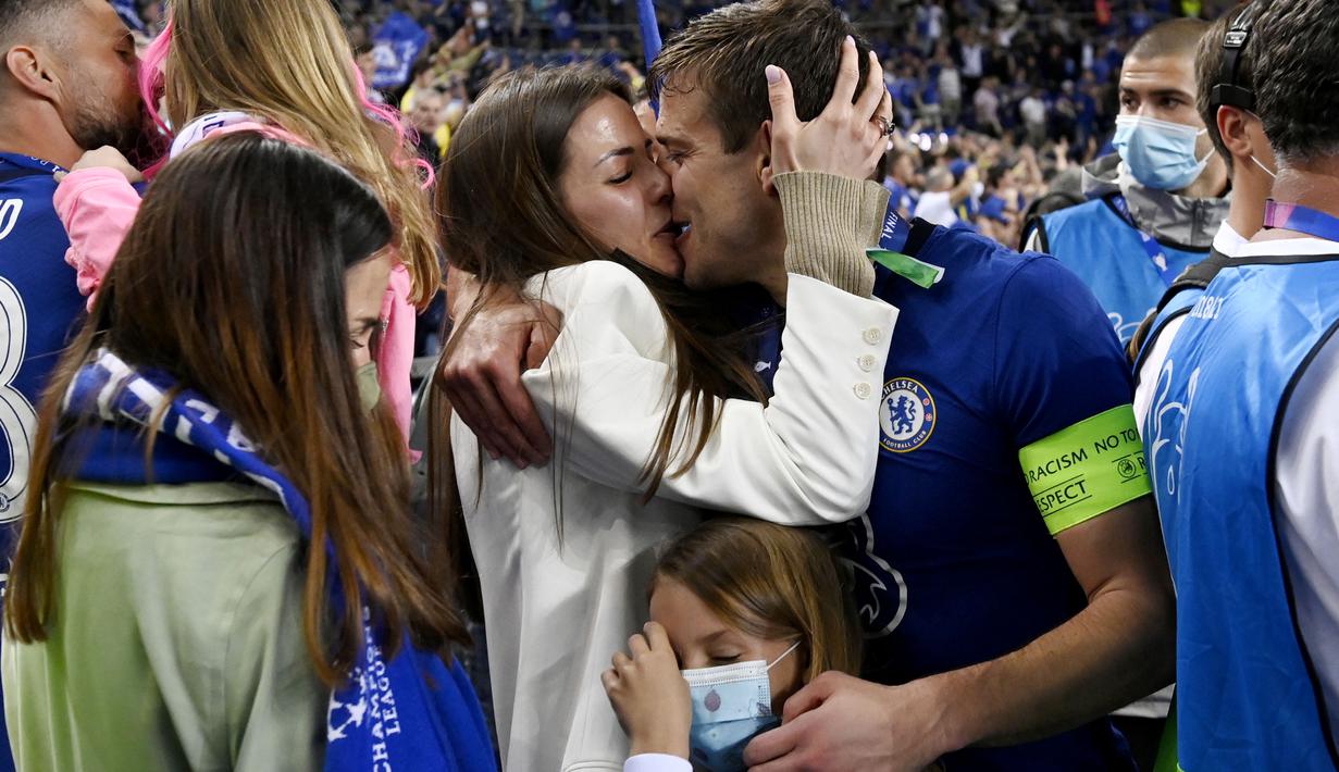 Kapten Chelsea, Cesar Azpilicueta, mencium istrinya, Adriana, saat perayaan gelar juara Liga Champions di Stadion Dragao, Porto, Minggu (30/5/2021). Chelsea menang 1-0 atas City. (Pierre Philippe Marcou/Pool via AP)