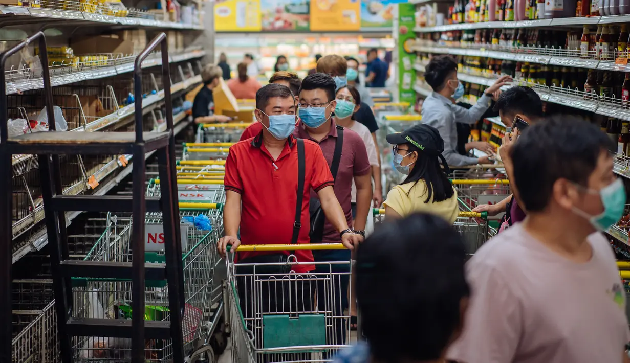 Warga berbelanja di sebuah supermarket di Kuala Lumpur, Malaysia, Selasa (17/3/2020). Malaysia memberlakukan kebijakan restriktif komprehensif termasuk menutup toko-toko dan sekolah-sekolah serta menerapkan larangan perjalanan dalam upaya membatasi penyebaran virus corona COVID-19. (Xinhua/Zhu Wei)