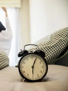 paparan cahaya terang di pagi hari dapat membantu meningkatkan kewaspadaan, memperbaiki kualitas tidur di malam hari, serta memberi dorongan positif pada mood sepanjang hari. (foto/dok: freepik/jcomp)