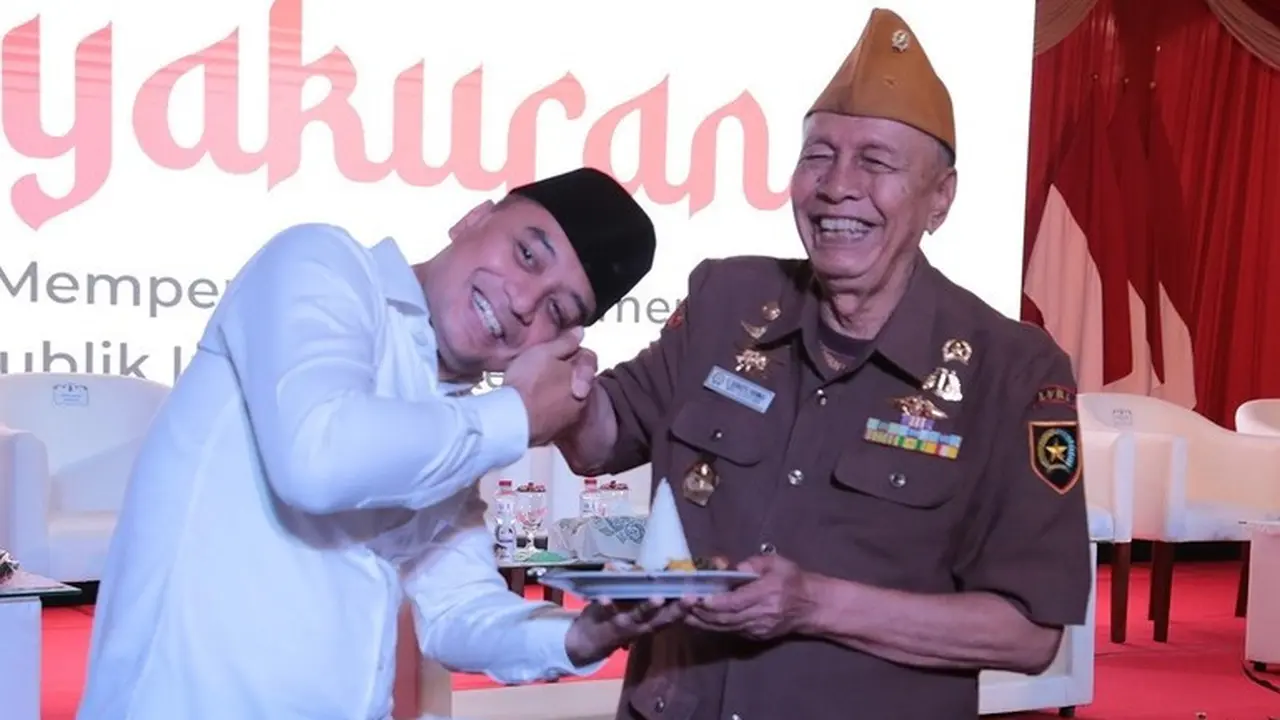 Eri Cahyadi saat syukuran HUT bersama legiun veteran Surabaya. (Istimewa)