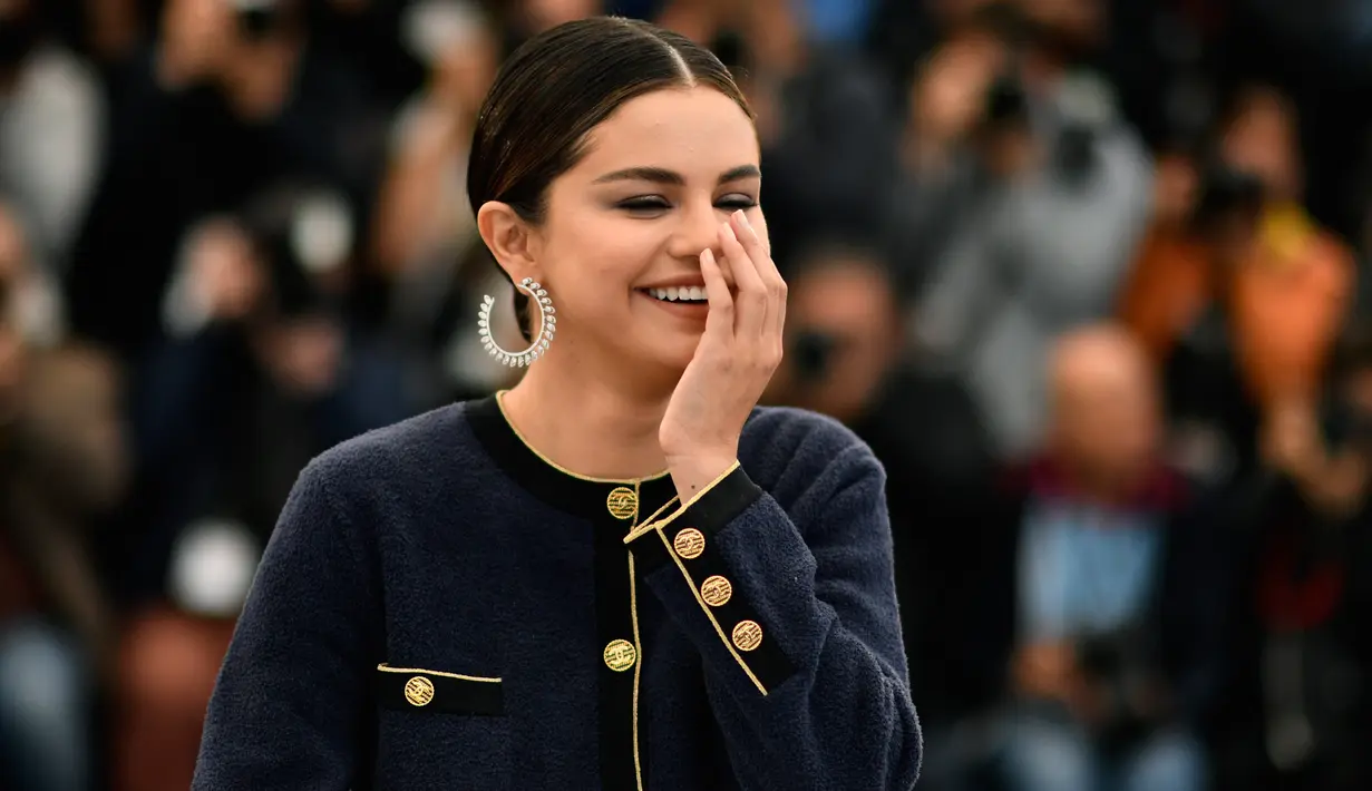 Penyanyi Selena Gomez tertawa saat menghadiri pemutaran film "The Dead Don't Die" selama festival film internasional ke-72, Cannes, Prancis selatan (14/5/2019). (AFP Photo/Christophe Simon)