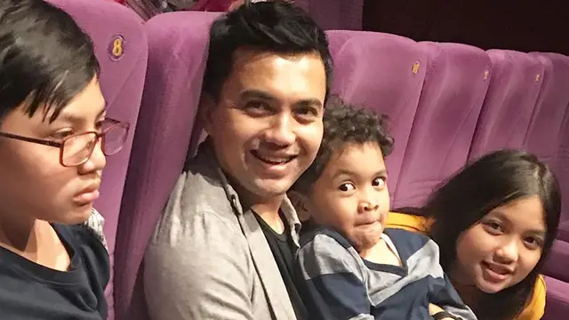 Jadi Duda, Ini 6 Potret Kebersamaan Sahrul Gunawan dengan Ketiga Anaknya