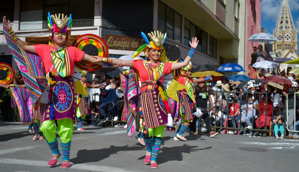 Orang-orang mengambil bagian dalam parade "Canto a la Tierra" selama Karnaval Hitam dan Putih di Pasto, Kolombia, Jumat (3/1/2020). Orang-orang turun ke jalan mengenakan kostum berwarna-warni, untuk menari dan bernyanyi. (Photo by Raul ARBOLEDA / AFP)
