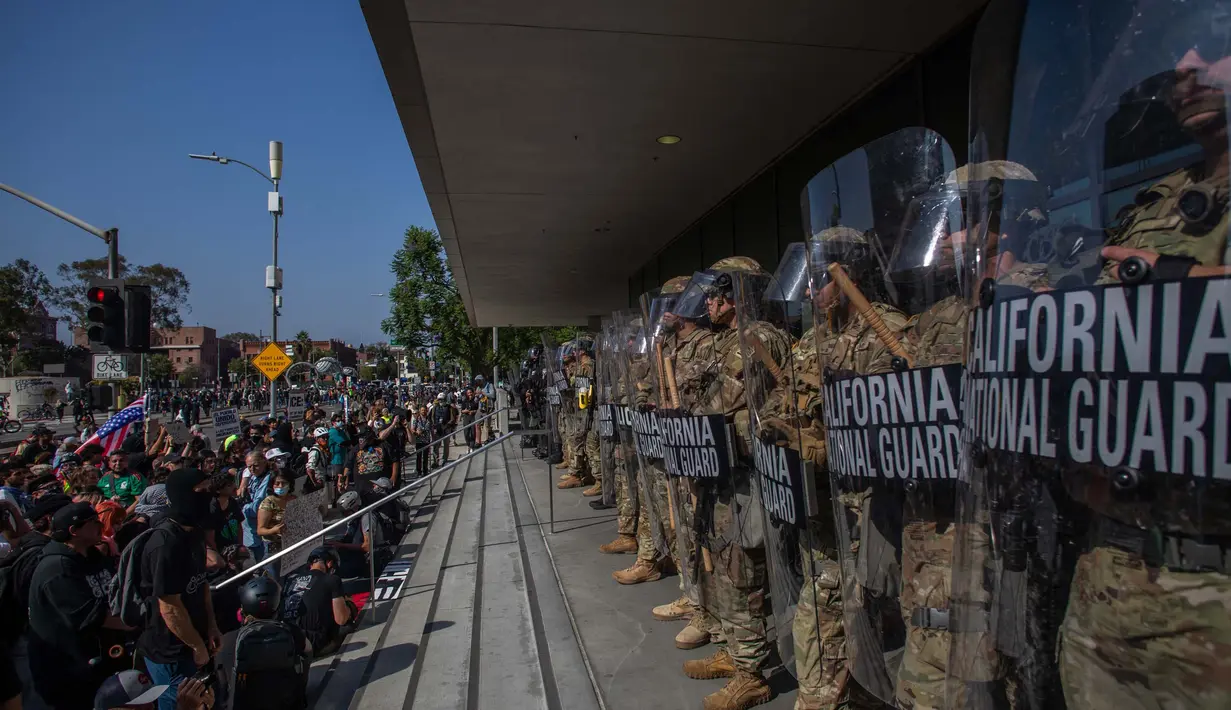 Hal itu menyusul pecahnya kerusuhan massa di Los Angeles imbas operasi penggerebekan imigrasi. (Apu GOMES/AFP)