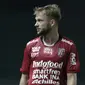 Striker Bali United, Melvin Platje, mengamati rekannya saat melawan Bhayangkara FC pada laga Piala Presiden 2019 di Stadion Patriot, Bekasi, Kamis (14/3). Bhayangkara menang 4-1 atas Bali. (Bola.com/Yoppy Renato)