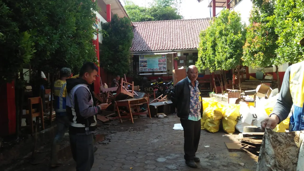 Petugas masih membersihkan sampah dan lumpur bekas banjir yang menerjang SDN 106 Ajitunggal Cijambe, Kamis (4/4/2019). (Mildan Abdalloh/ayobandung)