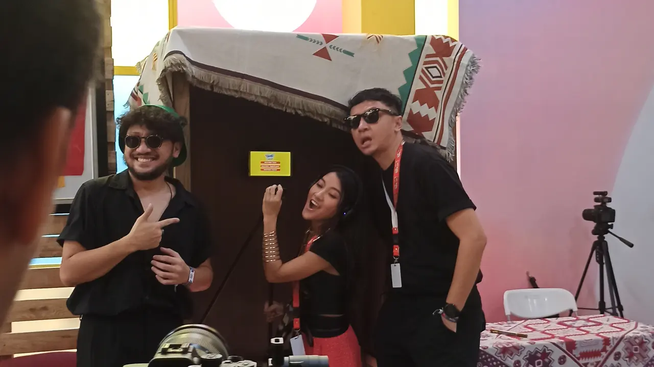 Kunto Aji, Asteriska, dan Iga Massardi di Dunia Collabonation Pestapora bareng IM3. (Foto: Lanny/Fimela)