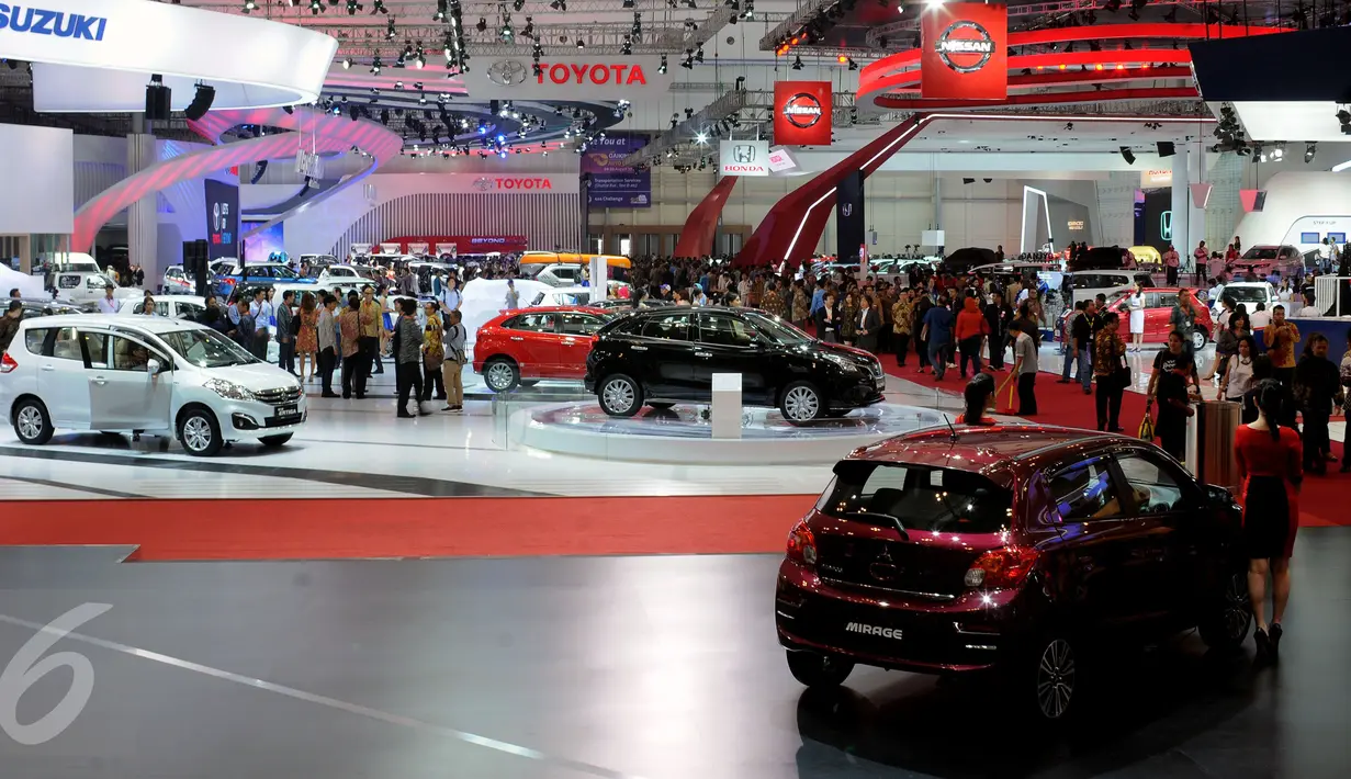 Pengunjung memadati stand pameran mobil Gaikindo Indonesia International Auto Show (GIIAS)  2016 di ICE Serpong, Banten, Kamis (11/8). Tercatat, 22 kendaraan model baru akan diluncurkan. (Liputan6.com/Helmi Fithriansyah)