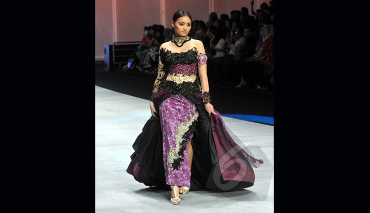 Seorang model memeragakan kebaya dengan dominan warna ungu di Indonesia Fashion Week 2015 di JCC, Minggu (1/3/2015). Fransisca Darmawan berhasil mengemas busana tradisinal menjadi kebaya modern (Liputan6.com/Panji Diksana)