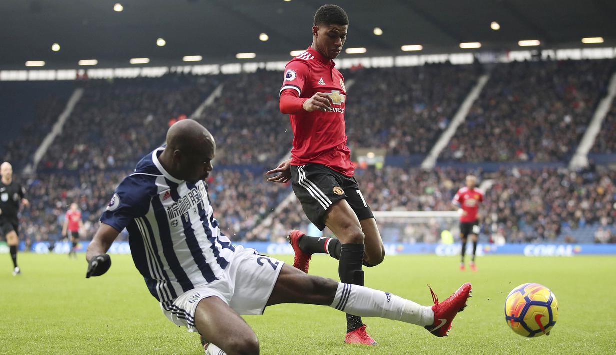 Bek West Bromwich Albion (WBA), Allan Nyom, menghadang gelandang Manchester United (MU), Marcus Rashford, pada laga Premier League di Stadion The Hawthorns, Minggu (17/12/2017). MU menang 2-1 atas WBA. (AP/Nick Potts)