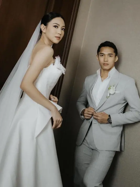 Beda dengan di lapangan, Jonatan kali ini tampil gagah dengan setelan jas warna abu-abunya. [@jonatanchristieofficial]