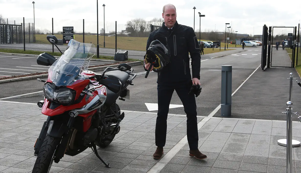 Pangeran William berdiri di samping motor Triumph dalam kunjungannya ke pabrik Triumph Motorcycles di Hinckley, Inggris, Selasa (20/2). Dalam kunjungannya itu, Pangeran William sempat menjajal motor Triumph Tiger 1200 terbaru. (Ian Vogler/Pool via AP)