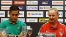 Pelatih Timnas Indonesia, Alfred Riedl (kanan) bersama kiper Andritany saat memberi keterangan jelang semifinal leg pertama Piala AFF 2016 melawan Vietnam di Bogor, Jumat (2/12). Laga digelar Stadion Pakansari, (3/12). (Liputan6.com/Helmi Fithriansyah)