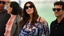 <p>onica Bellucci saat tiba di dermaga Palazzo del Cinema selama Venice Film Festival 2022 ke-79 di Lido di Venesia, Italia (8/9/2022). Dia meningkatkan tinggi badannya dengan stiletto hitam besar. (AFP/Andreas Solaro)</p>