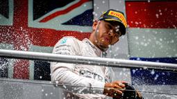 Ekspresi pebalap Mercedes, Lewis Hamilton, di podium juara F1 GP Jerman di Sirkuit Hockenheim, (31/7/2016). Ini adalah kemenangan empat kali beruntun Lewis Hamilton musim ini. (AFP/Sascha Schuermann)
