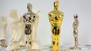 Piala Oscar yang dilapisi emas 24 karat (tengah) yang dalam tahap penyelesaian di tempat produksi Polich Tallix Fine Art Foundry, New York, AS (13/1). (AFP/Don Emmert)