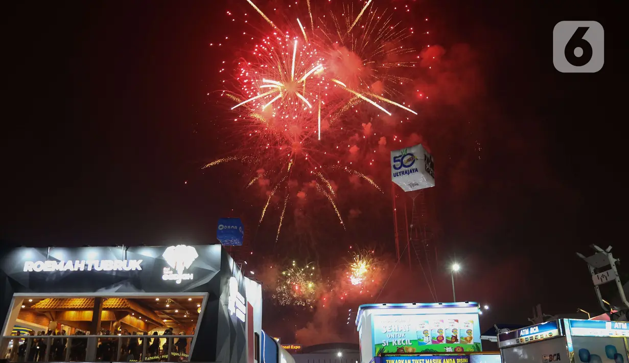 Kembang api menggelegar di langit saat Jakarta Fair ke-53 atau Pekan Raya Jakarta (PRJ) di JiExpo Kemayoran, Jakarta Pusat, Selasa (21/6/2022) malam. Pesta kembang api menggelegar di kawasan PRJ 2022 bertepatan dengan HUT Jakarta yang jatuh pada 22 Juni 2022. (Liputan6.com/Herman Zakharia)