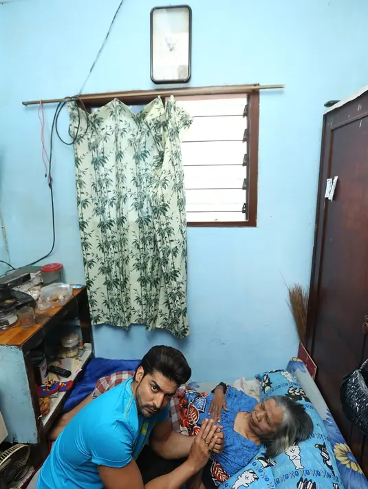 Penggemar Gurmeet kali ini merupakan seorang manula berusia 65 tahun bernama Siti Hawa. Di mana saat ini menderita Stroke sehingga membuatnya tak mampu untuk berjalan di kediamannya di Pal Batu, Menteng Dalam, Jakarta. (Bambang E.Ros/Bintang.com)