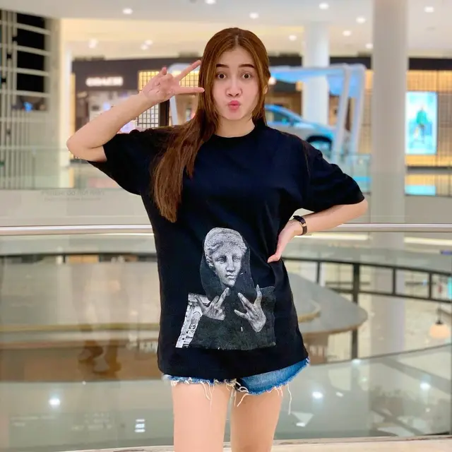 7 Potret Lyia Amelia dalam Busana Kasual Ini Menawan